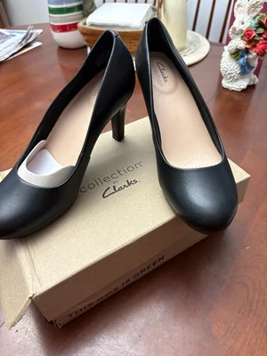 Colección de Clarks. Zapatos de tacón para mujer. Negro Talla 8 1/2 Nuevo en caja Foto 1 de 4