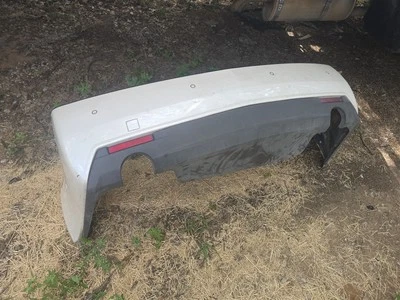 Capa de para-choque traseira Cadillac CTS 2008-2012 branca usada OEM - Imagem 1 de 4