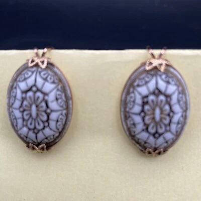 De colección Piedra Blanca Grabada con Clips para Zapatos Borde Negro y Dorado Foto 1 de 4