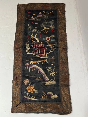 "Antigua casa china con panel de seda bordado negro en colinas Qing 18x7,5""" Foto 1 de 4