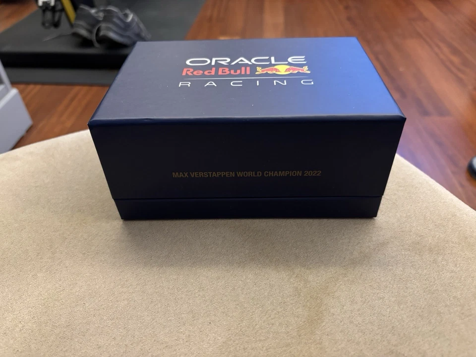 Gp World 1/43 Max Verstappen World Champion 2022 - Immagine 1 di 3