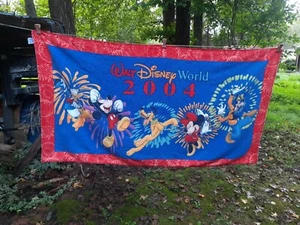 DISNEY EXCLUSIVE WALT DISNEY WORLD BEACH TOWEL- Mickey, Minnie, Goofy &  Donald  - Picture 1 of 8