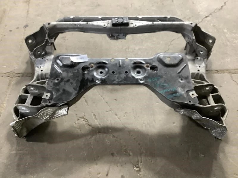 Mercedes Benz CLK350 2006 cupé suspensión delantera travesaño subchasis OEM+ Foto 1 de 4