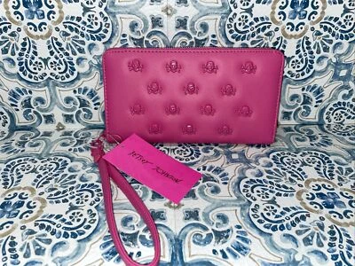 NUEVO CON ETIQUETAS BETSEY JOHNSON CALAVERAS Cartera Muñequera Grande Rosa Imitación Cuero Cremallera Alrededor Foto 1 de 4