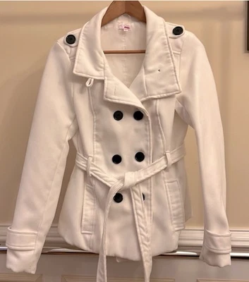 Bongo, Niña Junior Grande, Abrigo Blanco con Botones Negros. Foto 1 de 4