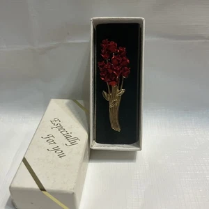 Bella Petite Spilla San Valentino Dodici Rose Rosse Sciarpa Bavero Spilla Tono Oro Ragazza - Foto 1 di 5
