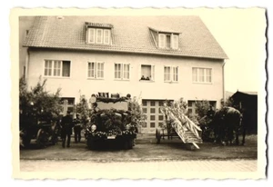7 Fotografien Feuerwehr Umzug / Festzug mit Trommel, Uniform, Parade  - Bild 1 von 12