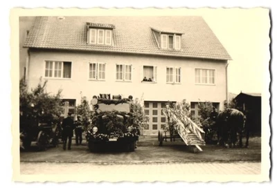 7 Fotografien Feuerwehr Umzug / Festzug mit Trommel, Uniform, Parade  - Bild 1 von 4
