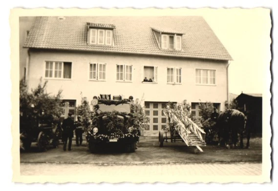 7 Fotografien Feuerwehr Umzug / Festzug mit Trommel, Uniform, Parade  - Bild 1 von 4