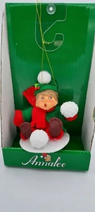 Annalee 2021 Weihnachten 3 Zoll KIND MIT SCHNEEBALL Ornament Neu mit Karton - Bild 1 von 3