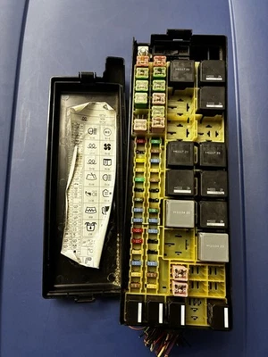 2010 2011 2012 2013 Land Rover LR4 Engine Fuse Relay Box OEM - Image 1 of 4