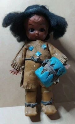 Ancienne poupée habillée en indienne, plastique, H 15 cm, tam tam - Photo 1/3