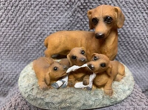 Vintage Stone Critters SC-815 Brauner Dackel & Welpen Figur - Bild 1 von 5