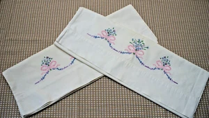 Fundas de almohada de algodón vintage BORDADAS A MANO PUNTO DE CRUZ, 2 talla estándar, usadas - Imagen 1 de 4