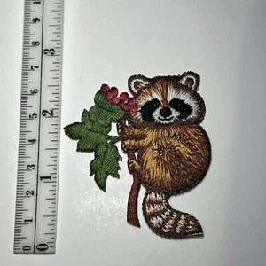 Waschbär auf einem Zweig bestickt Aufbügeln Applikation Aufnäher - Bild 1 von 5