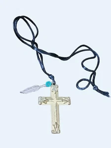 Goldfarbener Faith Grace 2,25" Kreuz Anhänger an 28" schwarzer Kordel mit Federakzent - Bild 1 von 3