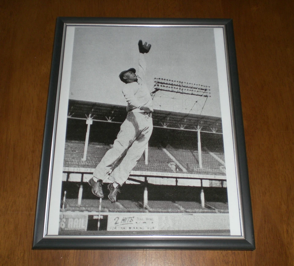 JACKIE ROBINSON ENMARCADO EN BLANCO Y NEGRO EN ACCIÓN IMPRESIÓN DE SALTO Foto 1 de 1