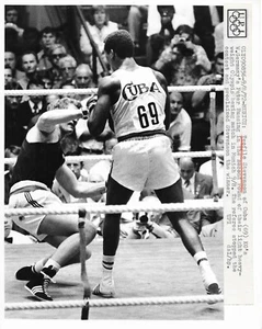 Foto de prensa vintage de Teófilo Stevenson de 3x campeón olímpico cubano de boxeo - Imagen 1 de 2