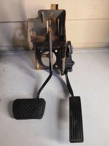 2005-2010 Chevrolet Cobalt Accelerator and Brake Pedal Assembly Used 15916375 - Picture 1 of 3