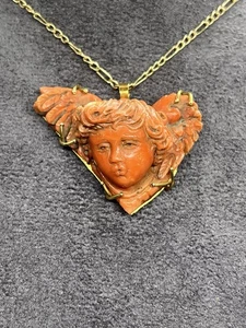 Ciondolo In Oro 18kt Con Angelo In Corallo Mediterraneo Naturale - Imagen 1 de 6