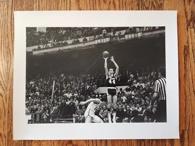 JERRY WEST - LOS ANGELES LAKERS VERSUS BOSTON CELTICS - ROBERT RIGER 11X14 Foto 1 de 3