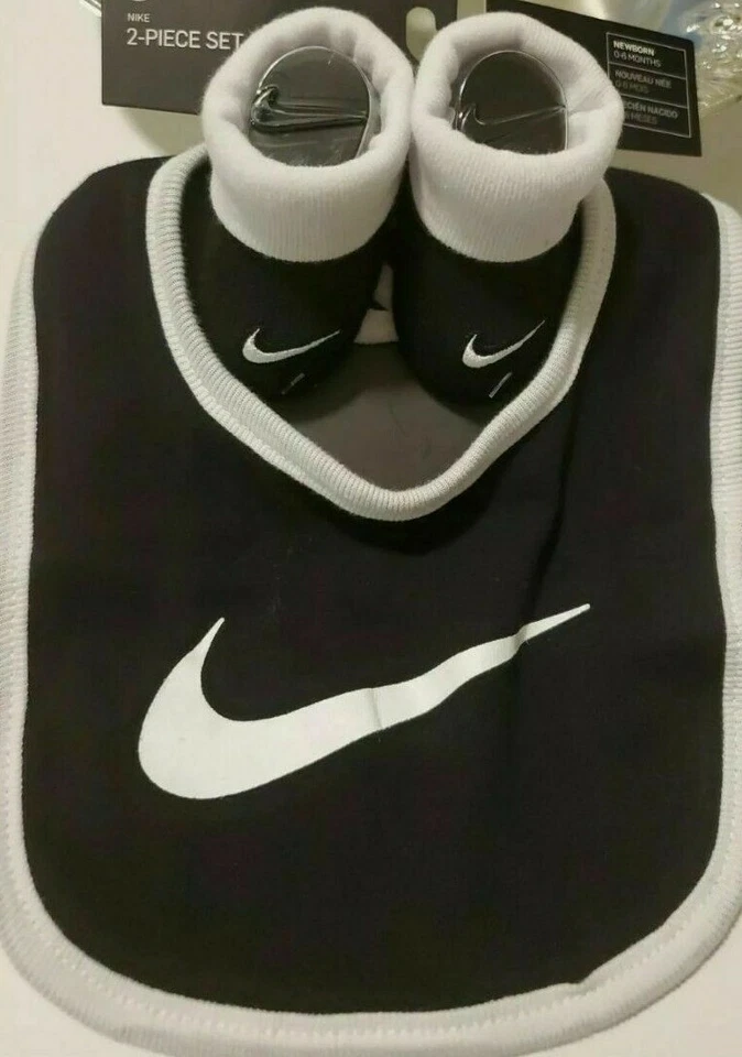 Conjunto de botines y babero para bebé Nike, blanco y negro 0-6 meses Foto 1 de 1