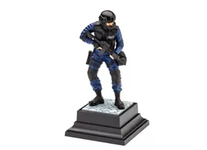 Modellino model kit di montaggio Revell SWAT OFFICER KIT 1:16 1:16 - Foto 1 di 1
