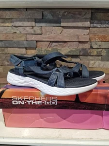Skechers - Sandalias sin cordones de vacaciones On The Go azul marino. USADO en muy buena condición. Talla 4 UK. Alfombra Gogo - Imagen 1 de 6