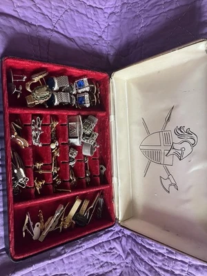 Joyero vintage para hombre y lote gemelos barras de corbata clips algunos oscilan 40+ piezas Foto 1 de 4