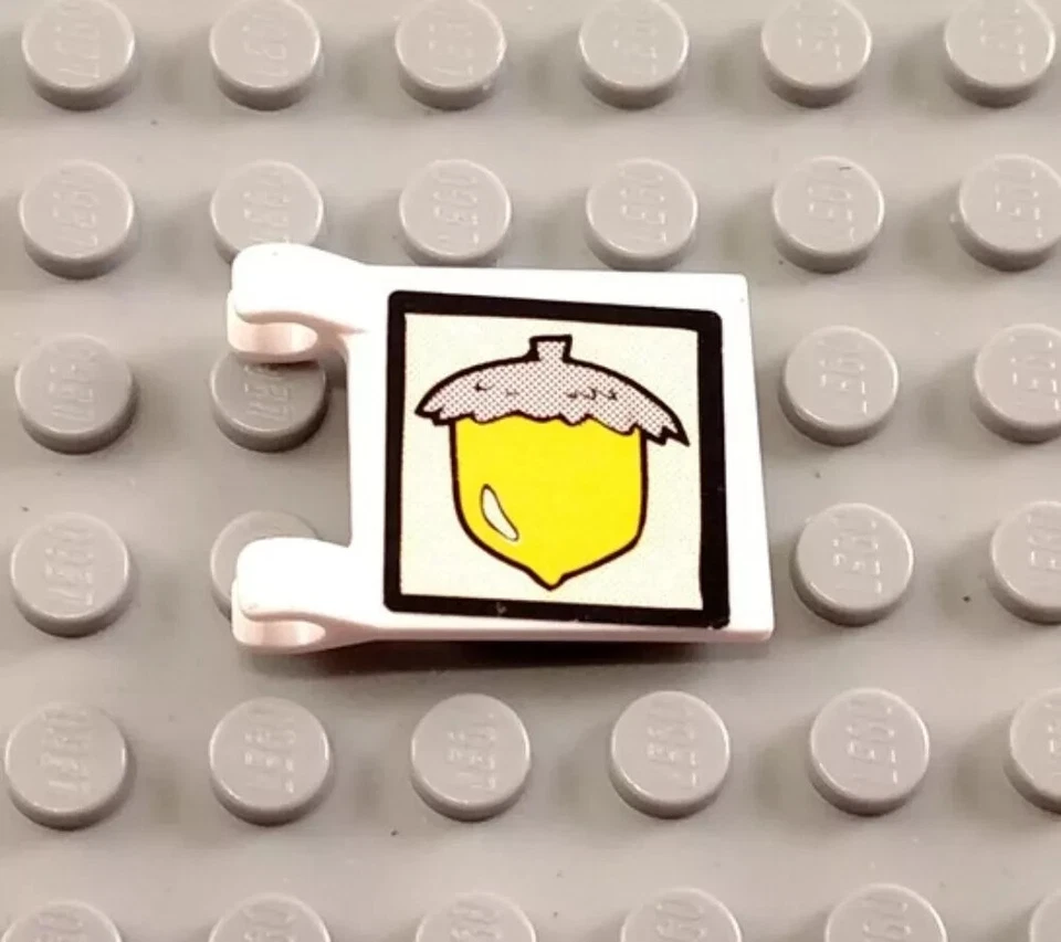 LEGO White 2x2 Clip On Flag with Spongebob Sandy Acorn Sticker - Image 1 of 1