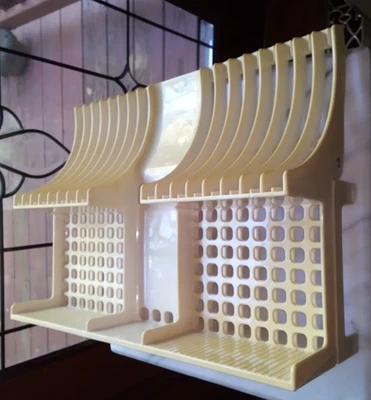 RARO DE COLECCIÓN ~ Dama de goma ~ PLEGABLE ~ Almendra ~ Plástico moldeado ~ Estante de secado de platos ~ 6045 Foto 1 de 4