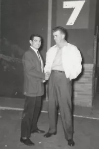 FOTO AUTÉNTICA ORIGINAL JIMMY MARTINEZ BOXER-HAROLD TRIEM BOXEO HISTORIADOR - Imagen 1 de 2