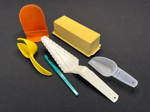 Tupperware - 6 gadgets utensilios - cucharas servidor pastel levantador de huevos plato de mantequilla - Imagen 1 de 3