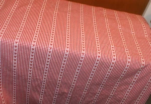 Mantel Cupcakes y Cachemira Guinga Roja con Corazones 58" x 82" San Valentín - Imagen 1 de 5