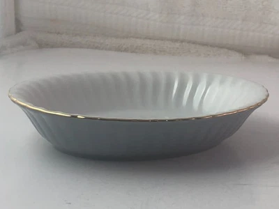 Jabonera acanalada de porcelana blanca/gris Saturday Knight Ltd de colección adorno dorado nueva de stock Foto 1 de 4