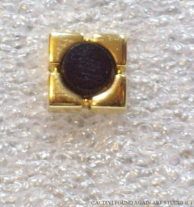 Tachuela cuadrada círculo negro vintage MCM solapa pin tono dorado cadena modernista - Imagen 1 de 5