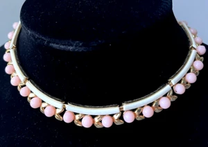 Seltene Trifari goldfarbene rosa Glasperlen weiß segmentiert Halsreif Halskette J01111 - Bild 1 von 5