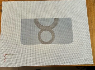 LONA DE PUNTA DE AGUJA PINTADA A MANO - Malla 18 - Monedero Plateado Diseño por Hilo Rojo Foto 1 de 2