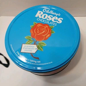 Vintage Cadbury's Roses Chocolates Blue Floral Tin Dublin Ireland 9.5" Round - Foto 1 di 7