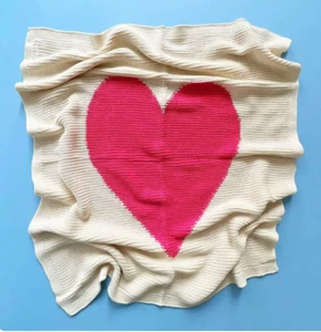Estella Strick Bio Baumwolle Decke Handarbeit Rosa HERZ Babyparty Luxus Geschenk - Bild 1 von 1