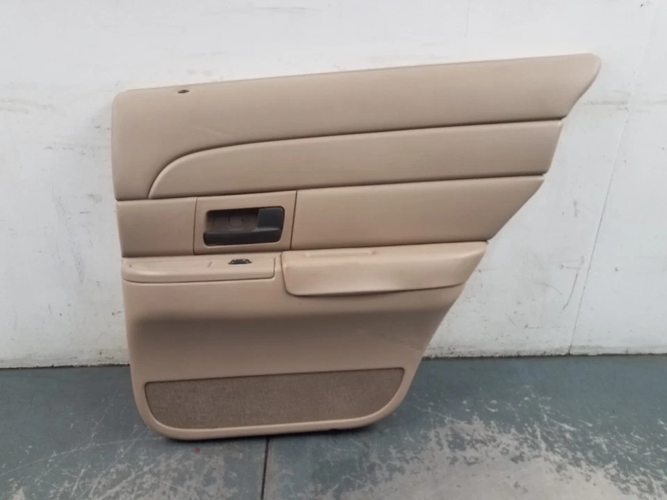 Panel de puerta trasera derecha Grand Marquis/Corwn Vic Victoria 2005 #9031 G3 Foto 1 de 4