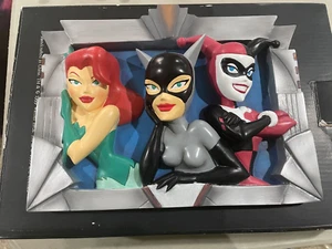 SELTENE WB "Tödliche Schönheiten" Poison Ivy, Catwoman & Harley Quinn 3D Resin Plakette - Bild 1 von 8