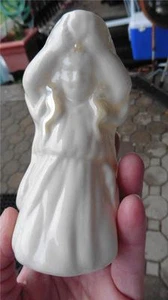 BELLEEK Ondina Ninfa de Agua Crema Irlanda Leche Arrodillada Doncella Verde Marca 4to MK - Imagen 1 de 1