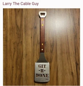 Larry The Cable Guy Git-R-Done - Spatola Grill in Acciaio con Apribottiglie - Nuova senza etichette - Foto 1 di 7