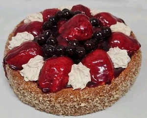 Faux Erdbeere Blaubeere Glasur Kuchen Dessert Requisite Display Schlagsahne Holzsockel - Bild 1 von 9