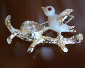 vintage :*GERRYS GORGEOUS WHITE BIRD ON BRANCH w/RED EYES AND 3 EGGS IN NEST*: - Picture 1 of 6