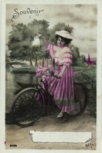 Una dama montando en bicicleta - Ciclismo - Foto postal antigua años 1900 6 - Imagen 1 de 2