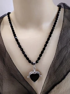 Colgante de corazón vintage de ónix negro de plata esterlina de México en collar de cuentas negras - Imagen 1 de 5