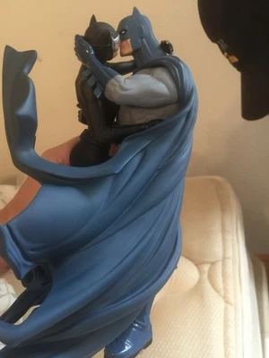 DC Collectibles HUSH BATMAN & CATWOMAN BESÁNDOSE ESTATUA #2175/ 2500 Raro EL BESO Foto 1 de 4
