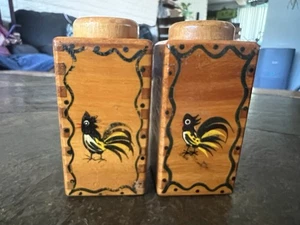 Vintage Wood Salt N Pepper Shakers w/ Chickens Woodpecker Woodware Screw in tops - Picture 1 of 21